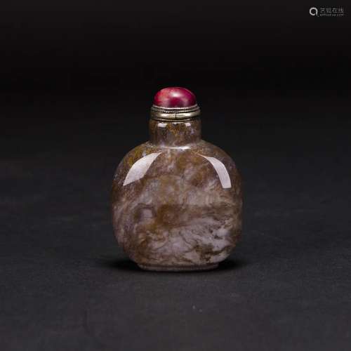 A CHINESE AGATE SNUFF BOTTLE