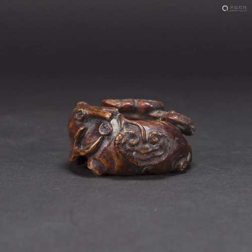 A CARVED CHEN XIANG WOOD ORNAMENT