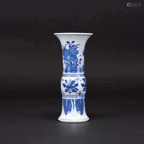 A BLUE AND WHITE BEAKER VASE