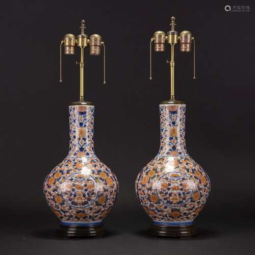 A PAIR OF IRON RED&GILT DECORATED BLUE&WHITE VASE,