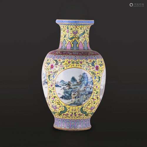 A LARGE CHINESE FAMILLE ROSE VASE, EARLY 20TH CENTURY