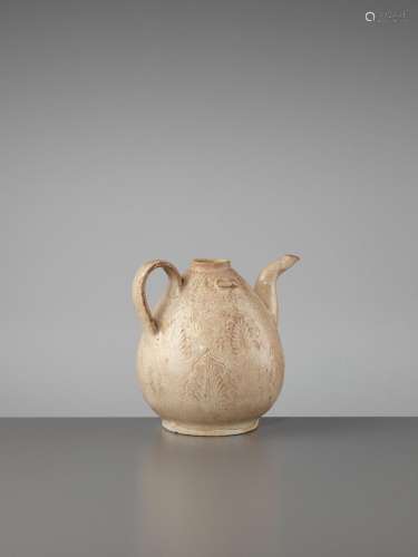 A STRAW-GLAZED AND INCISED ‘TEA LEAVES’ EWER, SONG DYNASTY