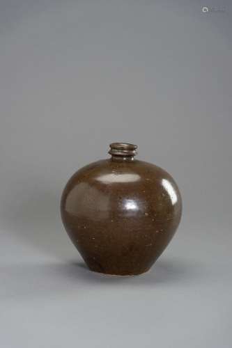 A HENAN BROWN GLAZED BOTTLE VASE