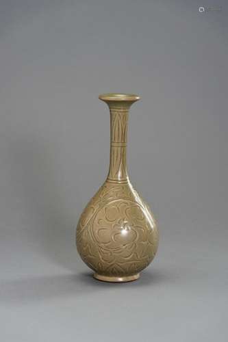 A YUAN TO MING STYLE CELADON CERAMIC VASE