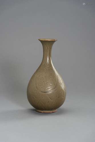 A YUAN TO MING STYLE CELADON CERAMIC VASE