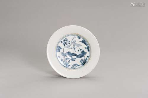 A BLUE AND WHITE PORCELAIN DISH WITH A CRANE