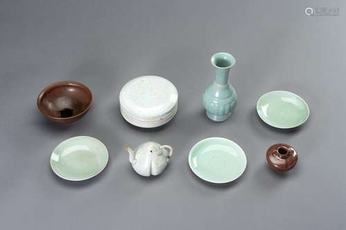 A CONVOLUT OF EIGHT CERAMIC ITEMS