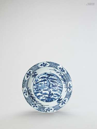 A LARGE ‘SWATOW’ BLUE AND WHITE PORCELAIN CHARGER