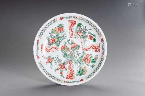 A FAMILLE VERTE ENAMELED PORCELAIN ‘FLORAL’ CHARGER, KANGXI