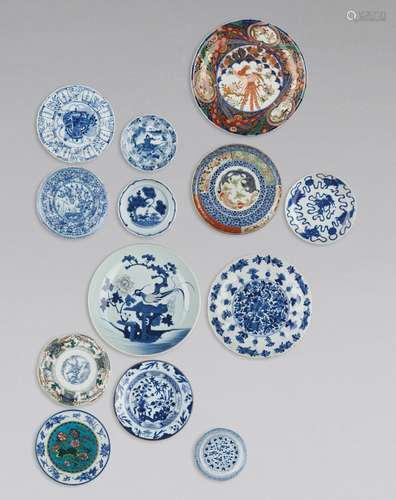 A GROUP OF 13 PORCELAIN PLATES