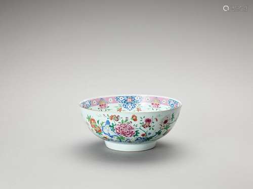 A LARGE FAMILLE ROSE EXPORT PORCELAIN BOWL