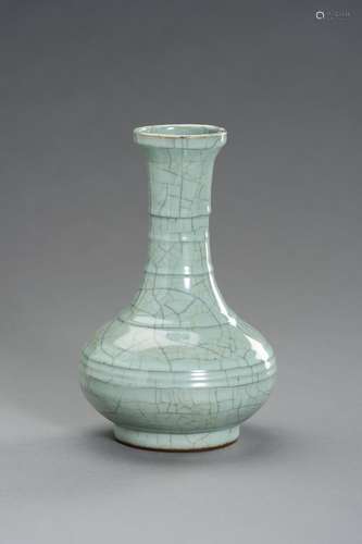 A GE-TYPE CRACKLED ‘BAMBOO’ BOTTLE VASE