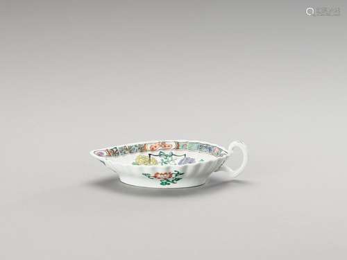 A LEAF-SHAPED FAMILLE VERTE SAUCER