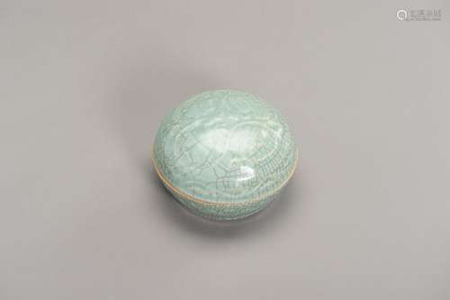 A GE-TYPE CELADON BOX AND COVER