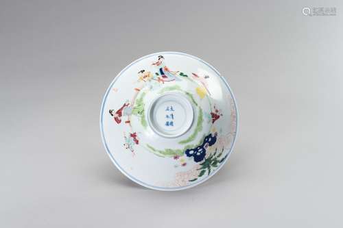 A POLYCHROME ENAMELED PORCELAIN BOWL WITH COURT LADIES, BOYS...