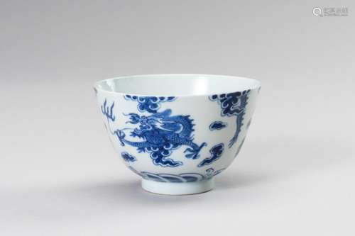 A BLUE AND WHITE PORCELAIN ‘DRAGON’ CUP