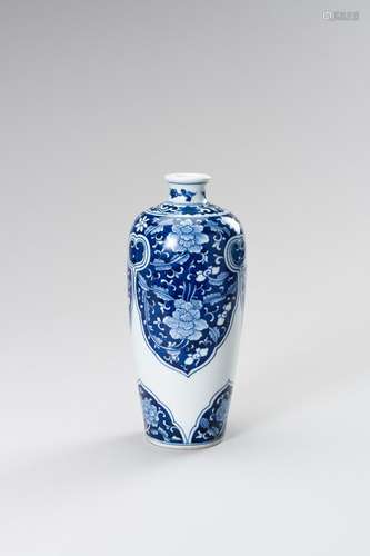 A BLUE AND WHITE PORCELAIN VASE