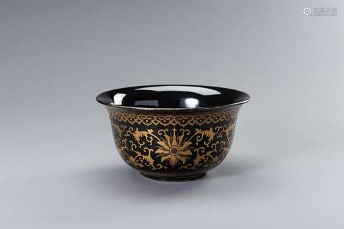 A LARGE BLACK AND GOLD PORCELAIN BOWL