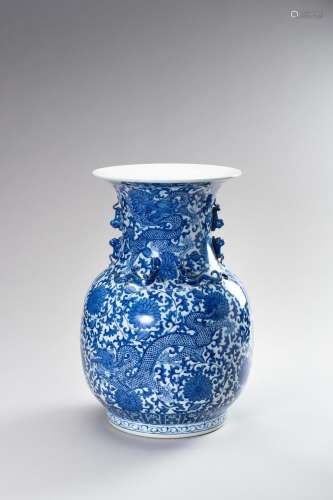 A LARGE BLUE AND WHITE ‘DRAGON’ BALUSTER VASE