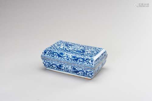 A BLUE AND WHITE ‘DRAGON’ SCENT BOX AND COVER