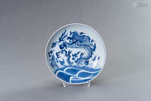 A SMALL BLUE AND WHITE PORCELAIN ‘DRAGON’ PLATE