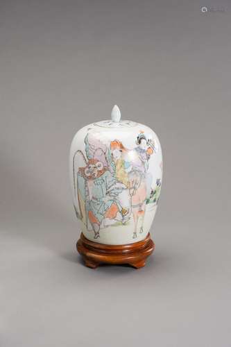 A LIDDED PORCELAIN GINGER JAR