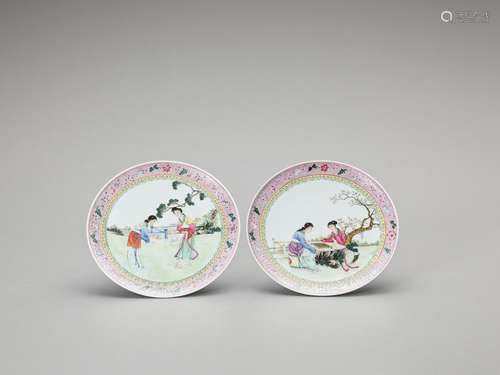 A PAIR OF FAMILLE VERTE PORCELAIN DISHES, 20TH CENTURY