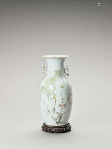 A PORCELAIN BALUSTER VASE, LATE QING