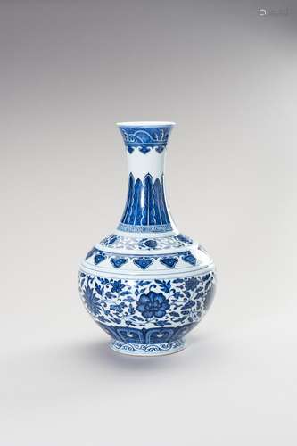 A BLUE AND WHITE FLORAL PORCELAIN VASE