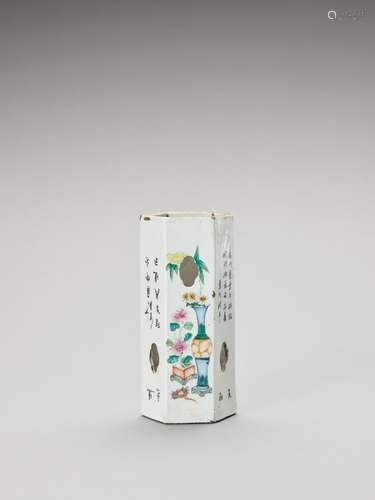 A FAMILLE VERTE PORCELAIN OCTAGONAL VASE, LATE QING TO REPUB...