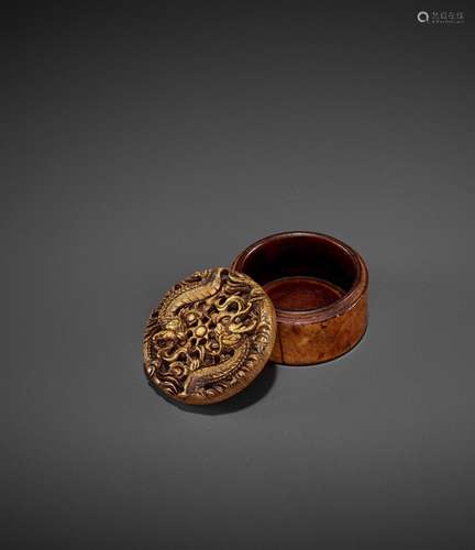 AN IVORY ‘DRAGON’ CIRCULAR BOX AND COVER, LATE MING DYNASTY