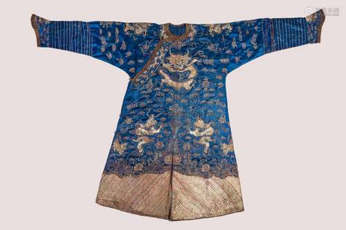 A BLUE-GROUND ‘DRAGON’ SUMMER ROBE