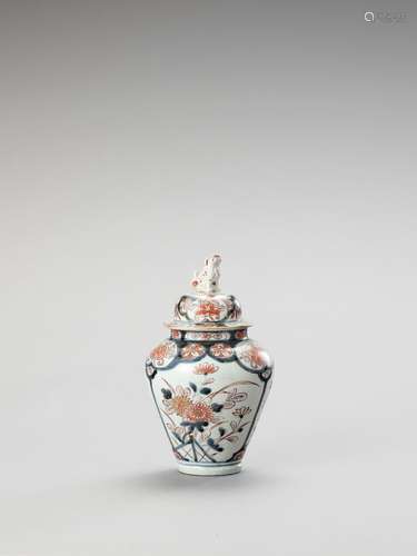 AN IMARI PORCELAIN VASE AND COVER