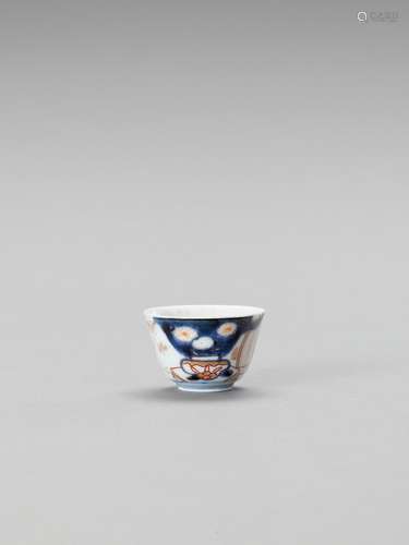 A SMALL IMARI PORCELAIN CUP