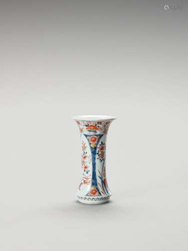 AN IMARI PORCELAIN BEAKER VASE