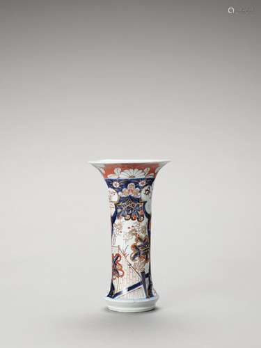 AN IMARI PORCELAIN BEAKER VASE