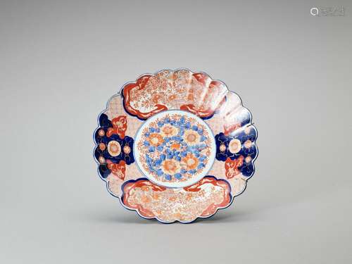 AN IMARI PORCELAIN CHARGER