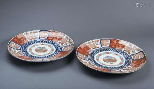A PAIR OF IMARI-PLATES WITH BROCADE ORNAMENT