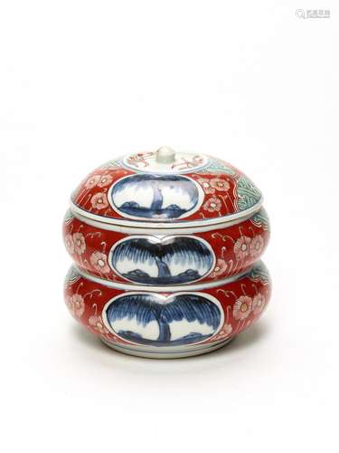 A FINELY PAINTED IMARI THREE-CASE BOX WITH COVER