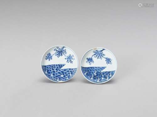A SMALL PAIR OF BLUE AND WHITE PORCELAIN DISHES