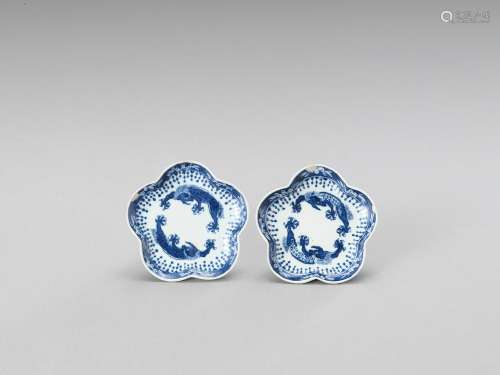 A SMALL PAIR OF LOBED BLUE AND WHITE PORCELAIN DISHES