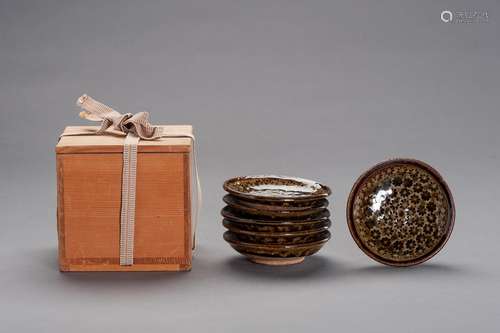 NARUKE SUSUMU: A SET OF GLAZED CERAMIC DISHES IN WOODEN BOX