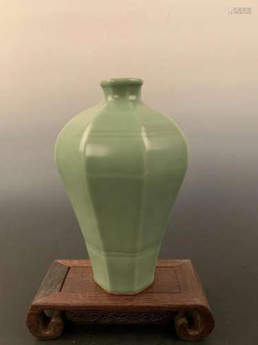 Chinese Longquan Kiln Vase