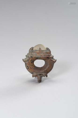 A ROCK CRYSTAL SET BRONZE PENDANT, ANGKOR PERIOD