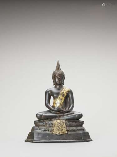 A HEAVY THAI PARCEL-GILT BRONZE OF BUDDHA