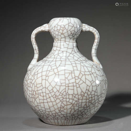 Ge Type Ice Crackle Gourd-Shape Vase