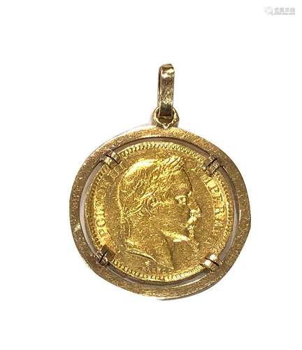 Pendentif en or jaune 18K (750/°°), centré d une pièce de 20...