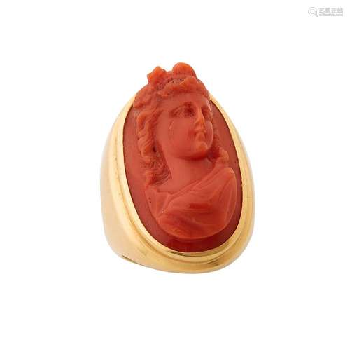 Bague en or jaune 18K (750/°°), ornée d un corail sculpté au...