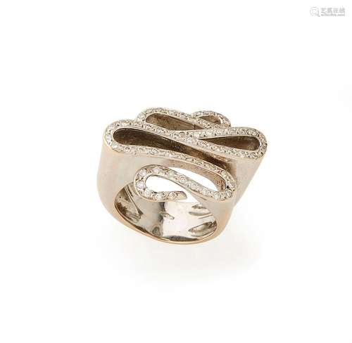 Bague moderniste en or gris 18K (750/°°), le plateau formant...