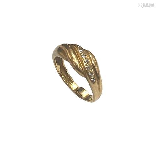 Bague jonc en or jaune 18K (750/°°), ornée d un motif sinueu...